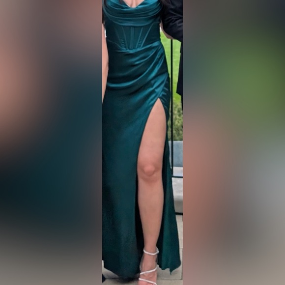 Elegant Green Strapless Evening Gown - Picture 3 of 5